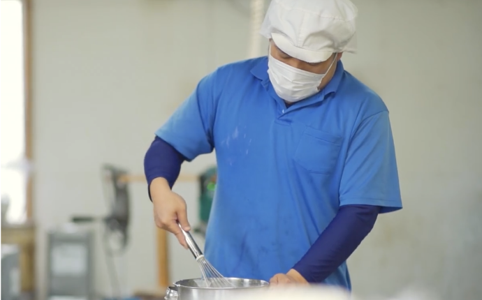 工場で作業している