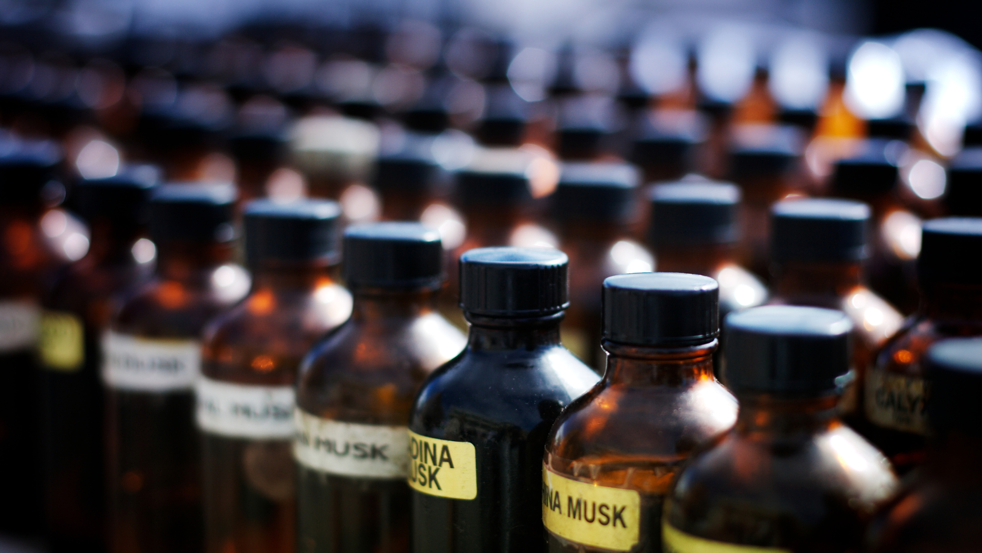 香料開発現場の試験管