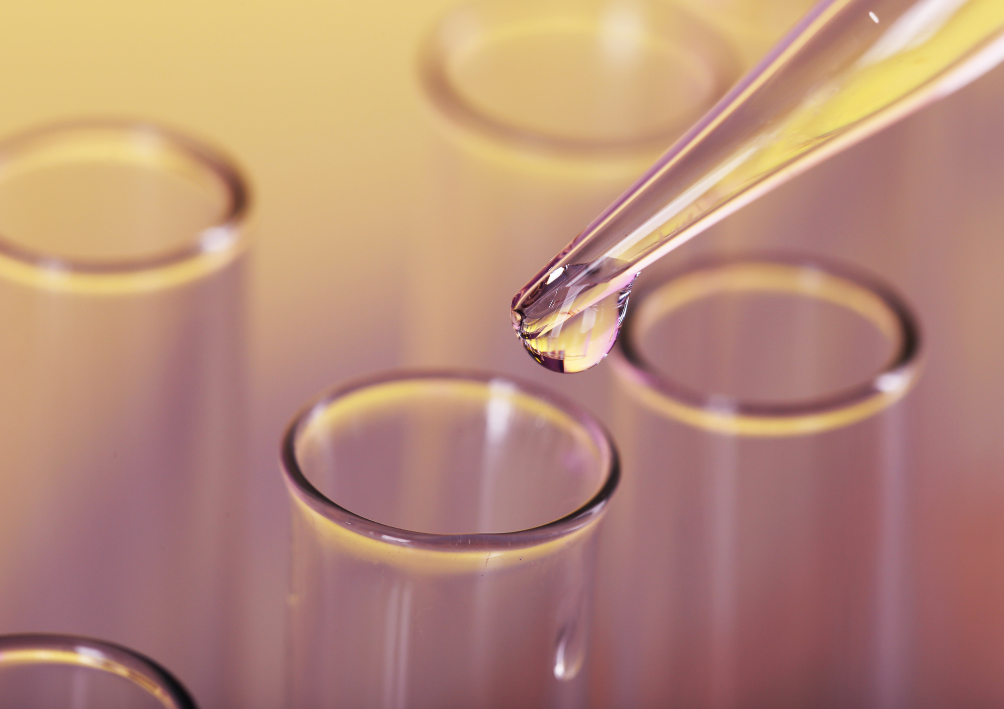 香料開発現場の試験管