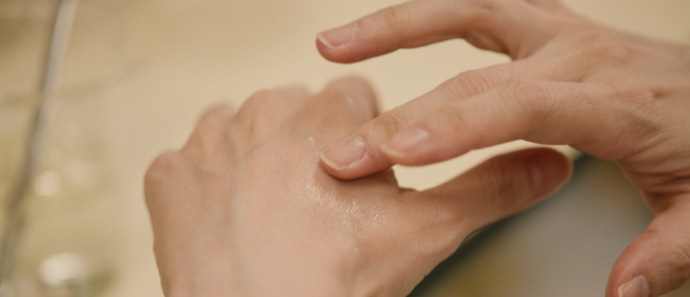 手にオイルを塗っている