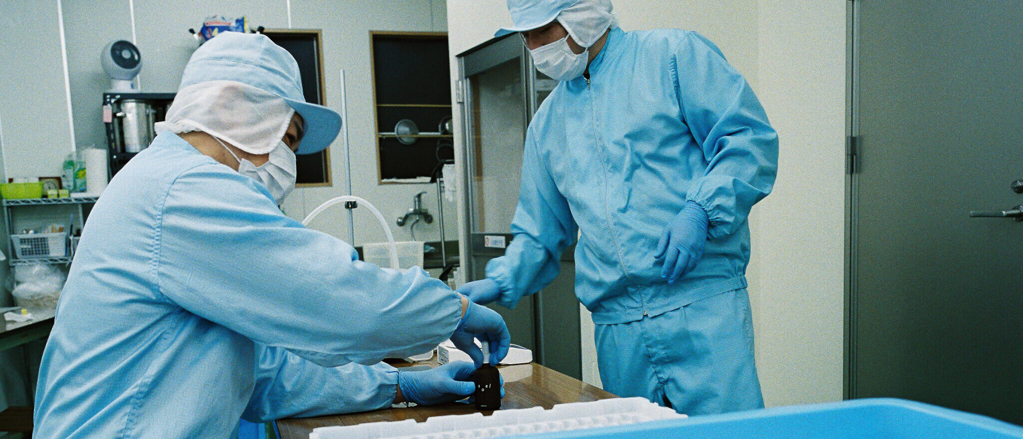 工場で作業をしている