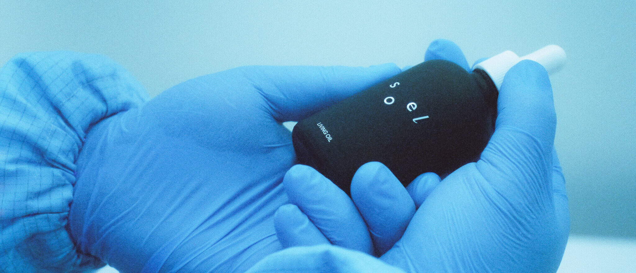 LivingOilを手に持つ