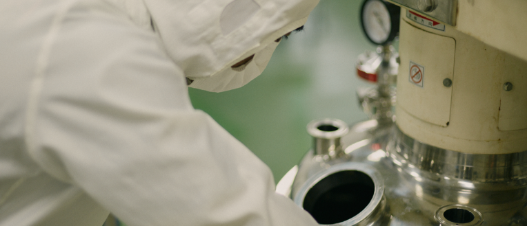 機械を操作している